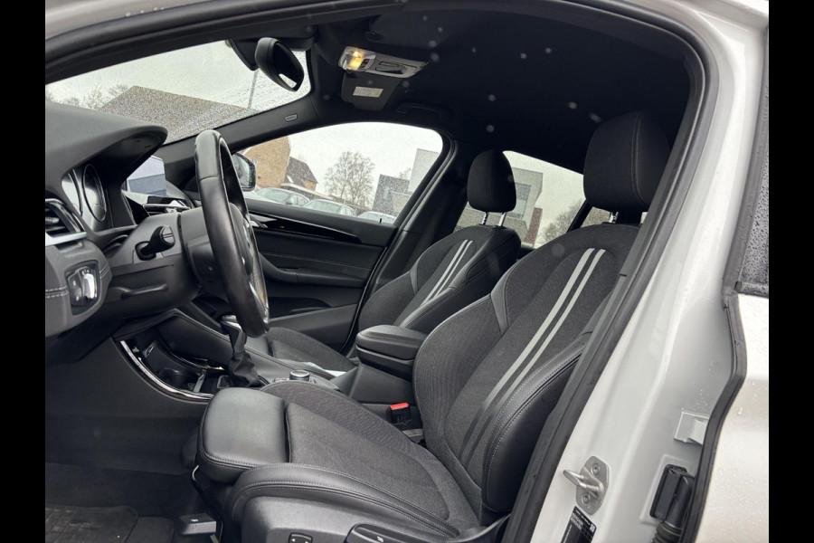 BMW X1 xDrive25e M Sport | 220 PK PHEV | Plug-in Hybride | M pakket | Trekhaak | 19 inch | Camera | Sportstoelen | Stoelverwarming | Adaptive Led | Individual dakhemel | Elektrische achterklep