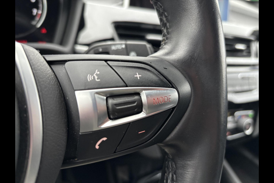 BMW X1 xDrive25e M Sport | 220 PK PHEV | Plug-in Hybride | M pakket | Trekhaak | 19 inch | Camera | Sportstoelen | Stoelverwarming | Adaptive Led | Individual dakhemel | Elektrische achterklep