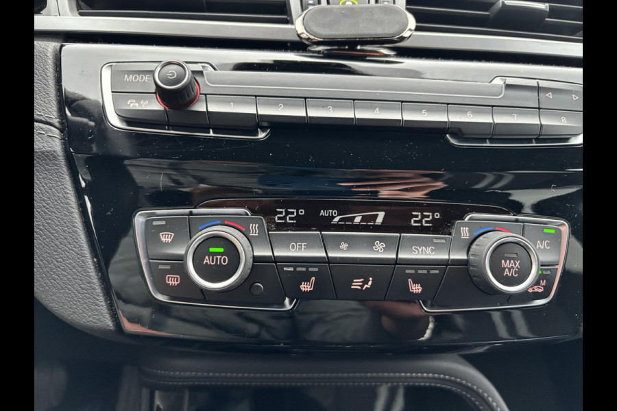 BMW X1 xDrive25e M Sport | 220 PK PHEV | Plug-in Hybride | M pakket | Trekhaak | 19 inch | Camera | Sportstoelen | Stoelverwarming | Adaptive Led | Individual dakhemel | Elektrische achterklep