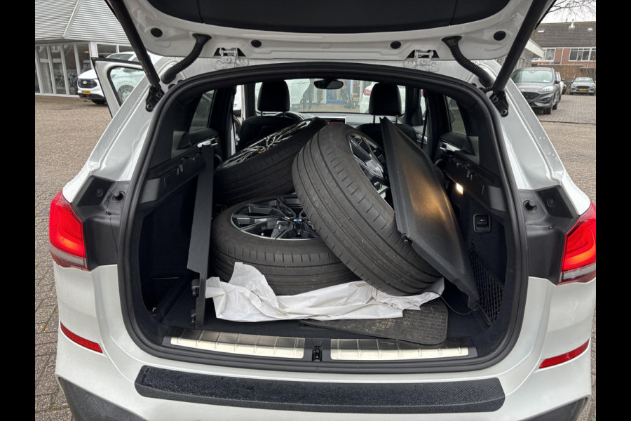 BMW X1 xDrive25e M Sport | 220 PK PHEV | Plug-in Hybride | M pakket | Trekhaak | 19 inch | Camera | Sportstoelen | Stoelverwarming | Adaptive Led | Individual dakhemel | Elektrische achterklep