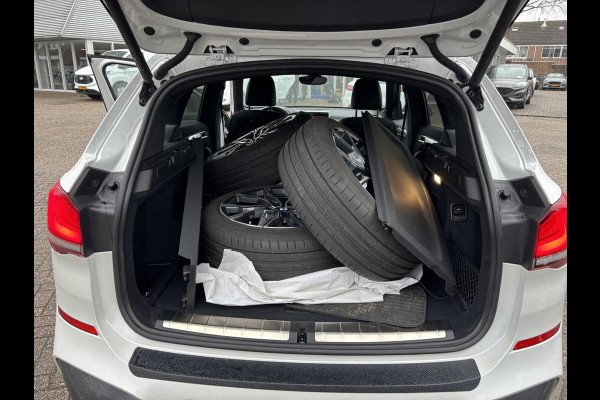BMW X1 xDrive25e M Sport | 220 PK PHEV | Plug-in Hybride | M pakket | Trekhaak | 19 inch | Camera | Sportstoelen | Stoelverwarming | Adaptive Led | Individual dakhemel | Elektrische achterklep