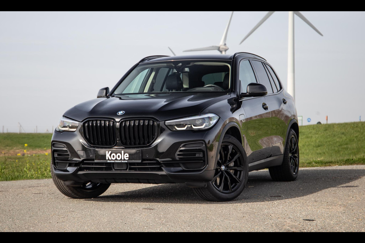 BMW X5 xDrive45e CARPLAY / CAMERA / DEALER ONDERHOUDEN /  LEER / STOELVERWARMING / BLACK ON BLACK