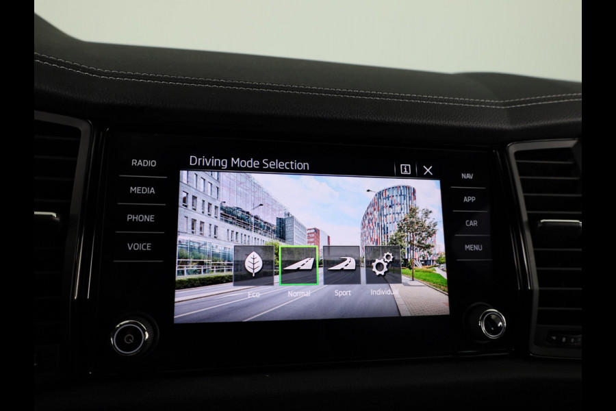 Škoda Kodiaq 1.5 TSI Sportline Business 150 pk Automaat (DSG) | Navigatie | Trekhaak (wegklapbaar) | Parkeersensoren | Achteruitrijcamera | Autom. airco (3 zones) | Stoelverwarming |