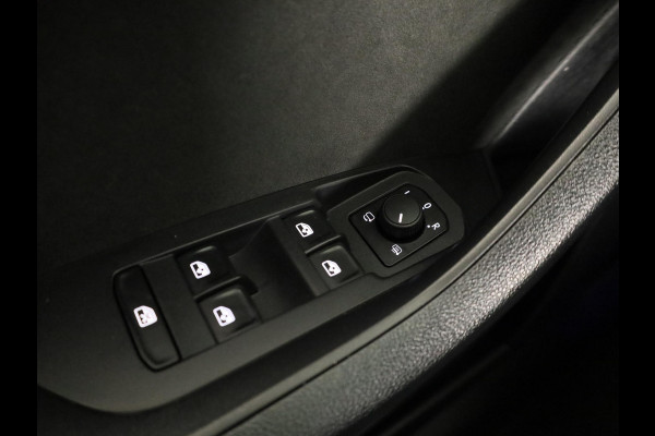 Škoda Kodiaq 1.5 TSI Sportline Business 150 pk Automaat (DSG) | Navigatie | Trekhaak (wegklapbaar) | Parkeersensoren | Achteruitrijcamera | Autom. airco (3 zones) | Stoelverwarming |