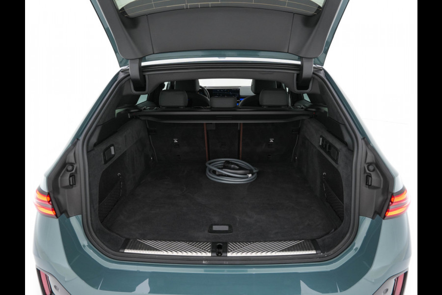BMW i5 Touring eDrive40 84 kWh M-Sportpack [ 3-Fase ] (INCL.BTW) *HEAD-UP | LEATHER | FULL-LED | BOWERS&WILKINS | MEMORY-PACK | TOP-VIEW | BLINDSPOT | KEYLESS | WIDESCREEN-DIGI-COCKPIT | HEATED/VENTILATED-SPORTSEATS | PRIVACY-GLASS | NAVI-FULLMA