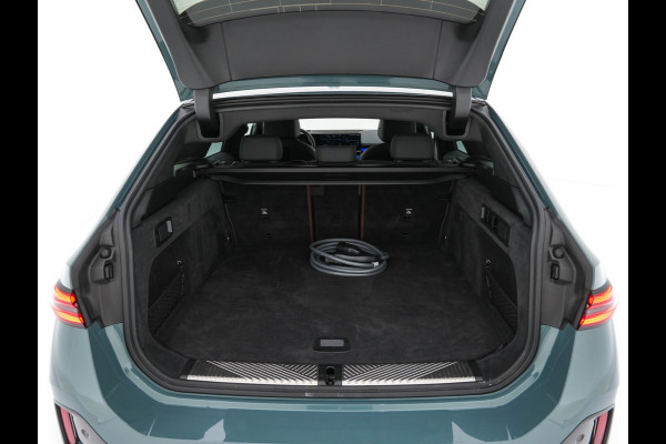 BMW i5 Touring eDrive40 84 kWh M-Sportpack [ 3-Fase ] (INCL.BTW) *HEAD-UP | LEATHER | FULL-LED | BOWERS&WILKINS | MEMORY-PACK | TOP-VIEW | BLINDSPOT | KEYLESS | WIDESCREEN-DIGI-COCKPIT | HEATED/VENTILATED-SPORTSEATS | PRIVACY-GLASS | NAVI-FULLMA