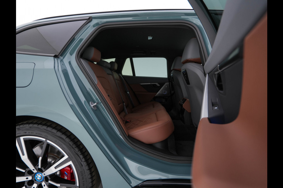 BMW i5 Touring eDrive40 84 kWh M-Sportpack [ 3-Fase ] (INCL.BTW) *HEAD-UP | LEATHER | FULL-LED | BOWERS&WILKINS | MEMORY-PACK | TOP-VIEW | BLINDSPOT | KEYLESS | WIDESCREEN-DIGI-COCKPIT | HEATED/VENTILATED-SPORTSEATS | PRIVACY-GLASS | NAVI-FULLMA