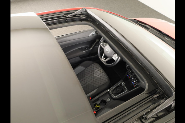 Volkswagen Polo r line business | 95 pk | automaat (DSG) | panoramadak | camera | stoelverwarming | keyless entry | 18 inch