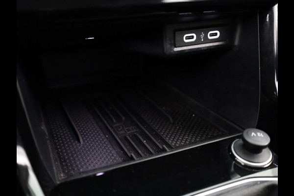 Volkswagen T-Cross 1.0 TSI Life Edition GOAL 95 pk | Navigatie | Parkeersensoren | Adaptieve cruise control | LED koplampen | Autom. airco | Stoelverwarming |