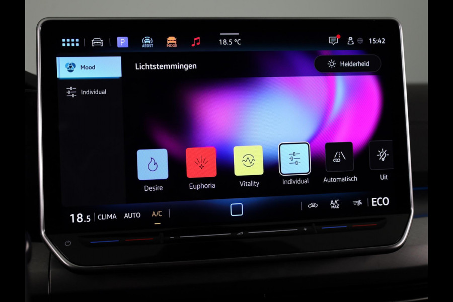 Volkswagen Golf 1.5 eHybrid Life Edition 204PK | Automaat | Camera | Extra getint glas | verlengde garantie