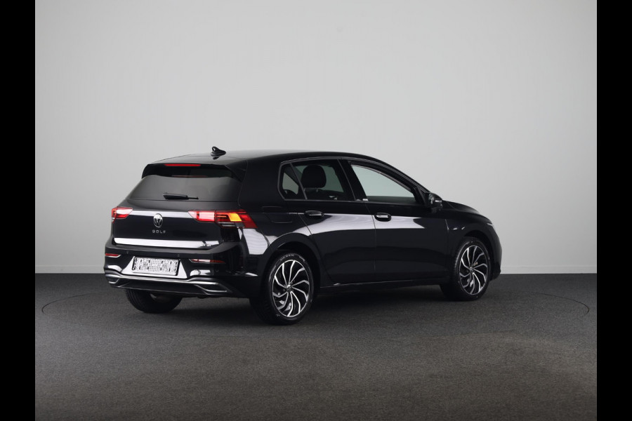 Volkswagen Golf 1.0 eTSI Life Active 110PK DSG | Navigatie | achteruitrijcamera | LED plus | 17" LM velgen |