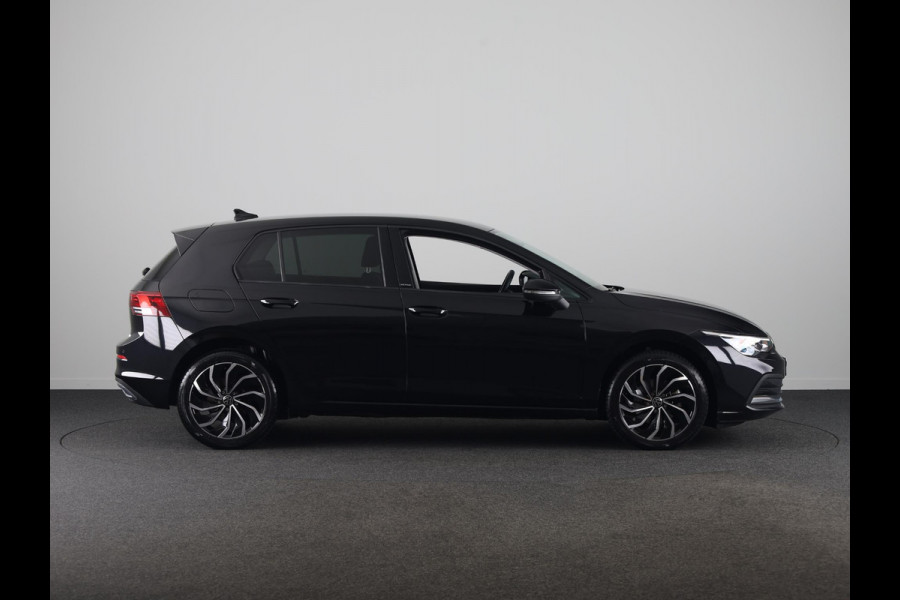 Volkswagen Golf 1.0 eTSI Life Active 110PK DSG | Navigatie | achteruitrijcamera | LED plus | 17" LM velgen |