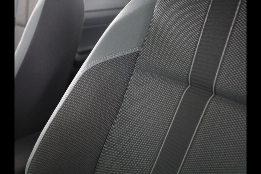 Volkswagen Polo 1.0 TSI Highline 95 PK | Navigatie | Parkeersensoren | Extra getint glas | ECC airco