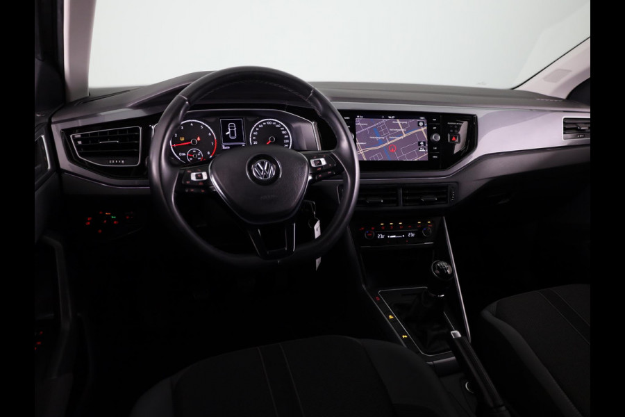Volkswagen Polo 1.0 TSI Highline 95 PK | Navigatie | Parkeersensoren | Extra getint glas | ECC airco