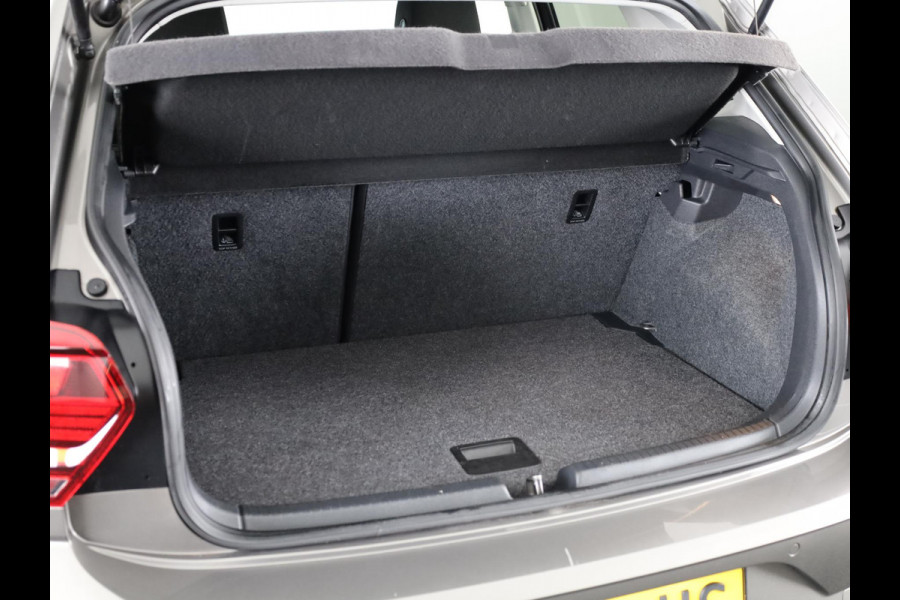 Volkswagen Polo 1.0 TSI Highline 95 PK | Navigatie | Parkeersensoren | Extra getint glas | ECC airco