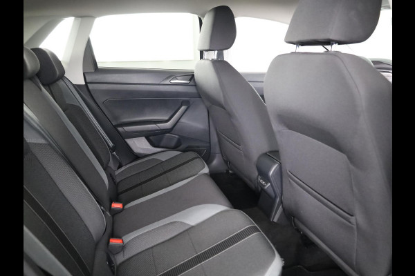 Volkswagen Polo 1.0 TSI Highline 95 PK | Navigatie | Parkeersensoren | Extra getint glas | ECC airco