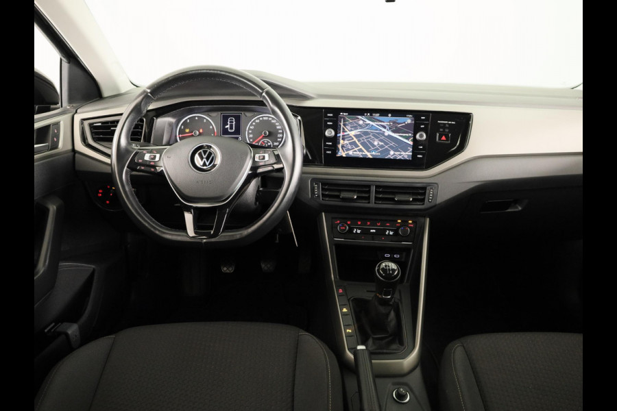 Volkswagen Polo 1.0 TSI Comfortline Business 95 PK | Navigatie | Parkeersensoren voor en achter | Automatische airco |