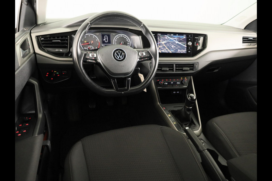 Volkswagen Polo 1.0 TSI Comfortline Business 95 PK | Navigatie | Parkeersensoren voor en achter | Automatische airco |