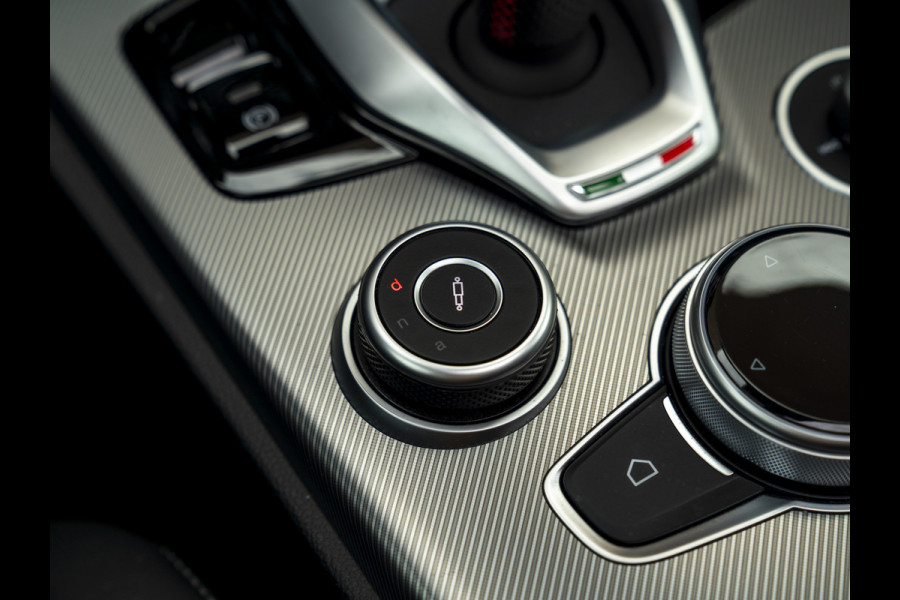 Alfa Romeo Stelvio 2.0T GME AWD Competizione 280pk | Pano-dak | Harman/Kardon | 21 inch | Lederen dash.