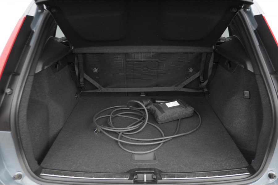 Volvo XC40 T4 211PK Automaat Ultimate Bright / Panoramadak/ Elektrische stoelen met geheugen/ Elektrische achterklep/ Parkeersensoren met 360 Camera/ Stoel en stuurwielverwarming/ Mistlampen/ Luxe bekleding/ /19" Velgen/ Harman kardon audio/ Apple carplay