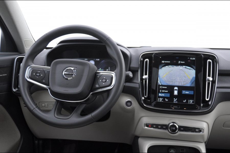 Volvo XC40 T4 211PK Automaat Ultimate Bright / Panoramadak/ Elektrische stoelen met geheugen/ Elektrische achterklep/ Parkeersensoren met 360 Camera/ Stoel en stuurwielverwarming/ Mistlampen/ Luxe bekleding/ /19" Velgen/ Harman kardon audio/ Apple carplay