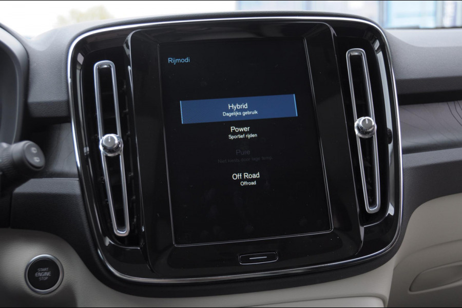 Volvo XC40 T4 211PK Automaat Ultimate Bright / Panoramadak/ Elektrische stoelen met geheugen/ Elektrische achterklep/ Parkeersensoren met 360 Camera/ Stoel en stuurwielverwarming/ Mistlampen/ Luxe bekleding/ /19" Velgen/ Harman kardon audio/ Apple carplay