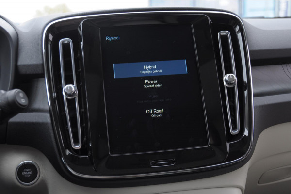 Volvo XC40 T4 211PK Automaat Ultimate Bright / Panoramadak/ Elektrische stoelen met geheugen/ Elektrische achterklep/ Parkeersensoren met 360 Camera/ Stoel en stuurwielverwarming/ Mistlampen/ Luxe bekleding/ /19" Velgen/ Harman kardon audio/ Apple carplay