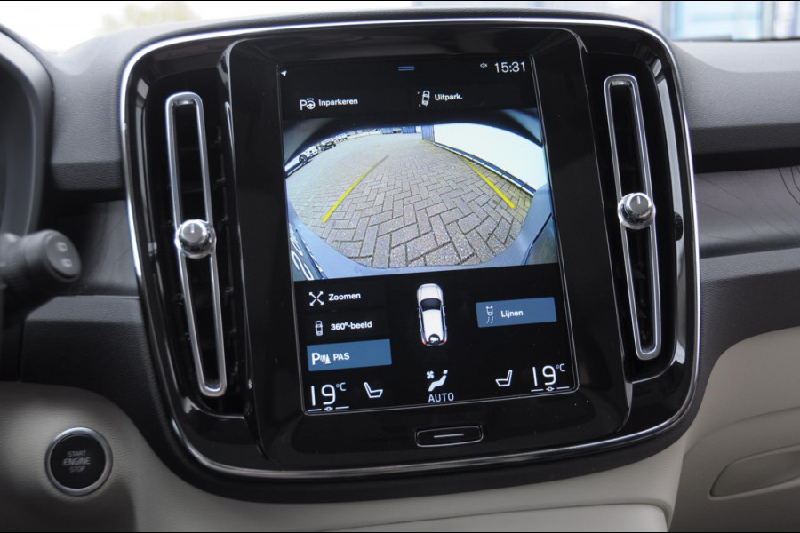 Volvo XC40 T4 211PK Automaat Ultimate Bright / Panoramadak/ Elektrische stoelen met geheugen/ Elektrische achterklep/ Parkeersensoren met 360 Camera/ Stoel en stuurwielverwarming/ Mistlampen/ Luxe bekleding/ /19" Velgen/ Harman kardon audio/ Apple carplay