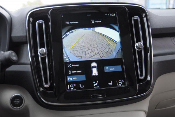 Volvo XC40 T4 211PK Automaat Ultimate Bright / Panoramadak/ Elektrische stoelen met geheugen/ Elektrische achterklep/ Parkeersensoren met 360 Camera/ Stoel en stuurwielverwarming/ Mistlampen/ Luxe bekleding/ /19" Velgen/ Harman kardon audio/ Apple carplay