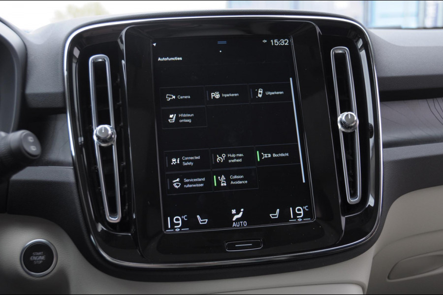 Volvo XC40 T4 211PK Automaat Ultimate Bright / Panoramadak/ Elektrische stoelen met geheugen/ Elektrische achterklep/ Parkeersensoren met 360 Camera/ Stoel en stuurwielverwarming/ Mistlampen/ Luxe bekleding/ /19" Velgen/ Harman kardon audio/ Apple carplay
