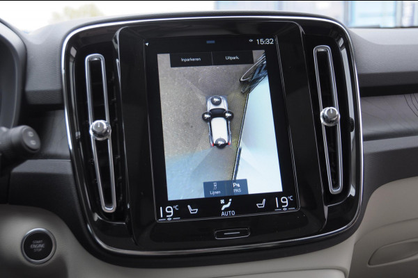 Volvo XC40 T4 211PK Automaat Ultimate Bright / Panoramadak/ Elektrische stoelen met geheugen/ Elektrische achterklep/ Parkeersensoren met 360 Camera/ Stoel en stuurwielverwarming/ Mistlampen/ Luxe bekleding/ /19" Velgen/ Harman kardon audio/ Apple carplay