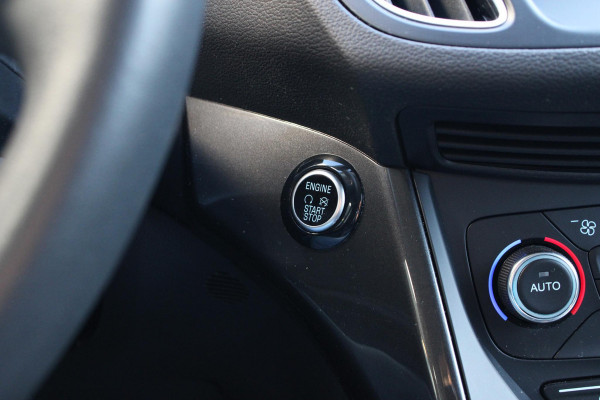 Ford Grand C-Max 1.0 Titanium 125pk | Trekhaak | Sensoren Voor & Achter | verwarmd voorruit