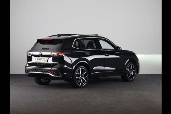 Volkswagen Tiguan 1.5 eHybrid R-Line Edition | 272 PK |Automaat (DSG) | Verlengde garantie | Navigatie | Panoramadak | Parkeersensoren (Park assist) | Rondomzicht 360 grade camera | Stoelverwarming | R-Line |