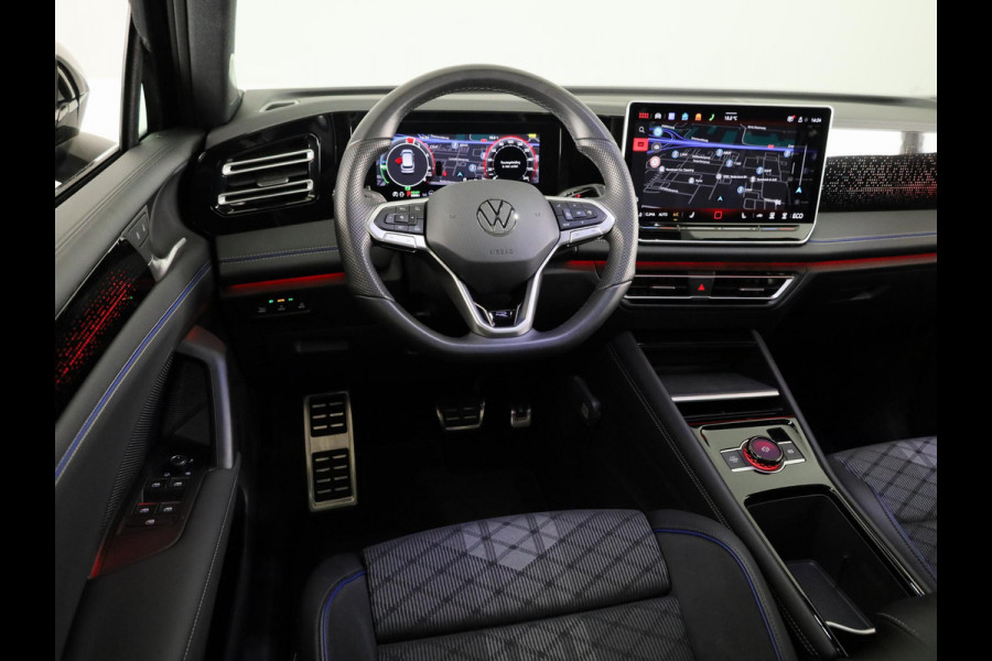 Volkswagen Tiguan 1.5 eHybrid R-Line Edition | 272 PK |Automaat (DSG) | Verlengde garantie | Navigatie | Panoramadak | Parkeersensoren (Park assist) | Rondomzicht 360 grade camera | Stoelverwarming | R-Line |