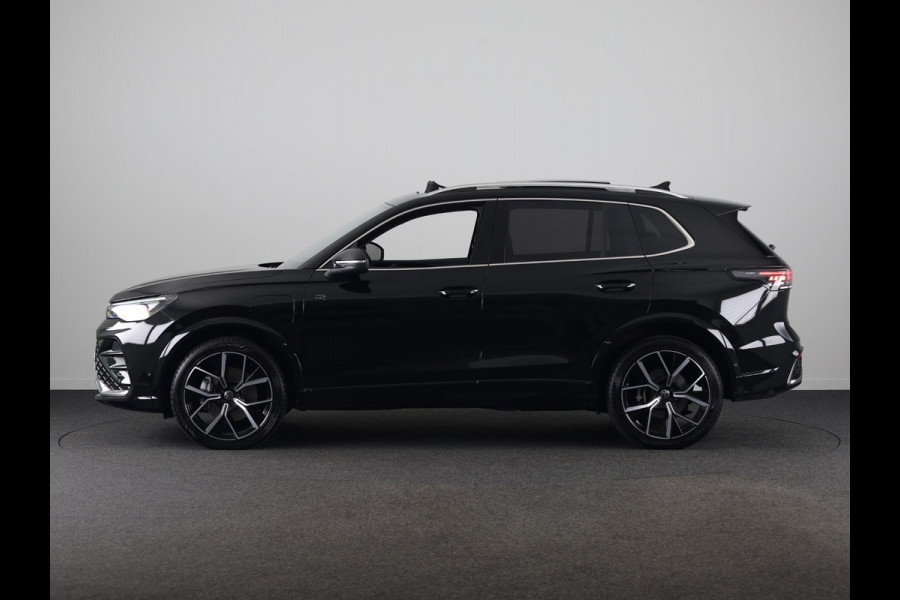 Volkswagen Tiguan 1.5 eHybrid R-Line Edition | 272 PK |Automaat (DSG) | Verlengde garantie | Navigatie | Panoramadak | Parkeersensoren (Park assist) | Rondomzicht 360 grade camera | Stoelverwarming | R-Line |