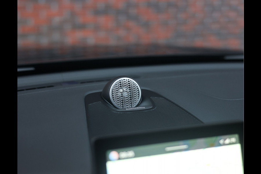 Volvo XC60 T8 AWD Ultra Black Edition | Pano - Trekhaak - HUD