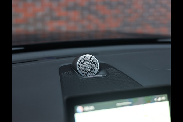 Volvo XC60 T8 AWD Ultra Black Edition | Pano - Trekhaak - HUD