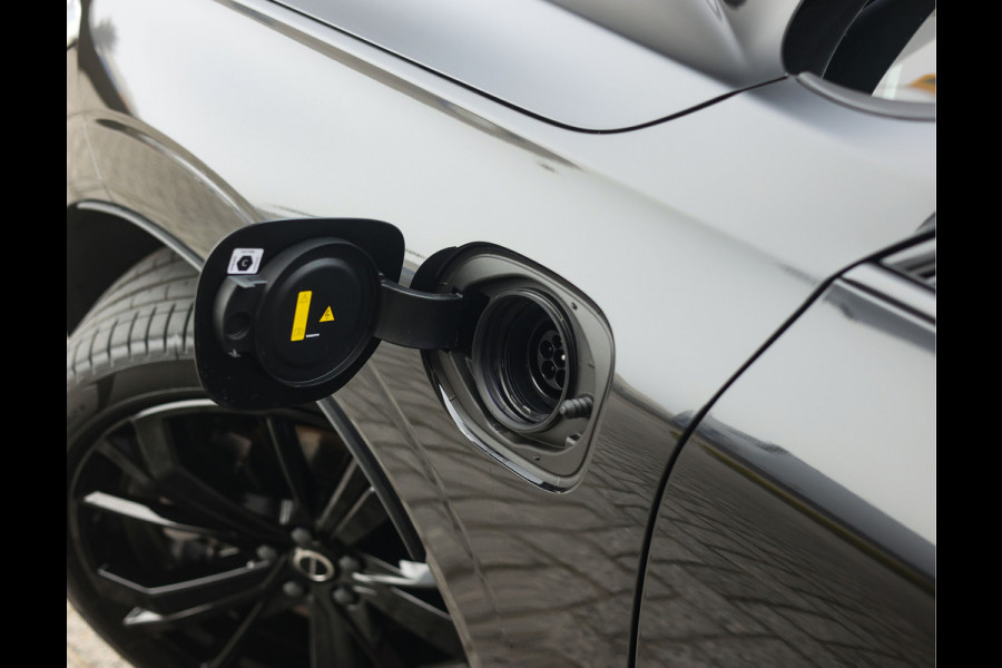 Volvo XC60 T8 AWD Ultra Black Edition | Pano - Trekhaak - HUD