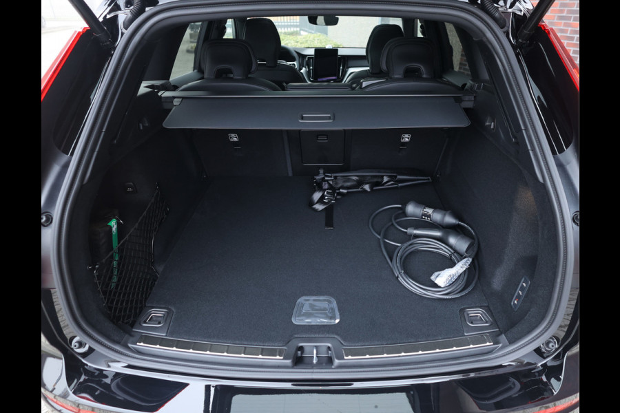 Volvo XC60 T8 AWD Ultra Black Edition | Pano - Trekhaak - HUD