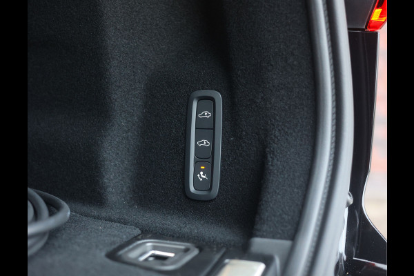Volvo XC60 T8 AWD Ultra Black Edition | Pano - Trekhaak - HUD