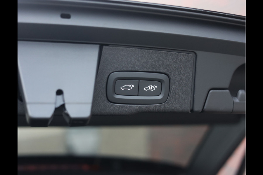 Volvo XC60 T8 AWD Ultra Black Edition | Pano - Trekhaak - HUD