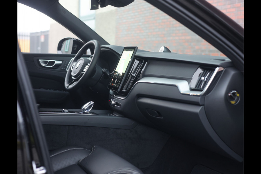 Volvo XC60 T8 AWD Ultra Black Edition | Pano - Trekhaak - HUD