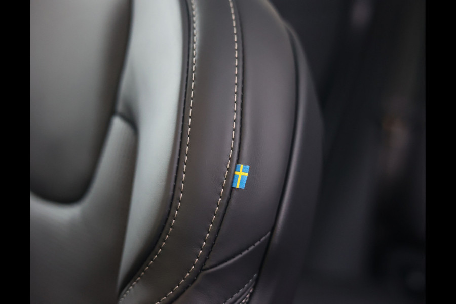 Volvo XC60 T8 AWD Ultra Black Edition | Pano - Trekhaak - HUD