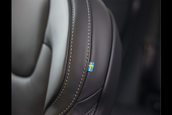 Volvo XC60 T8 AWD Ultra Black Edition | Pano - Trekhaak - HUD