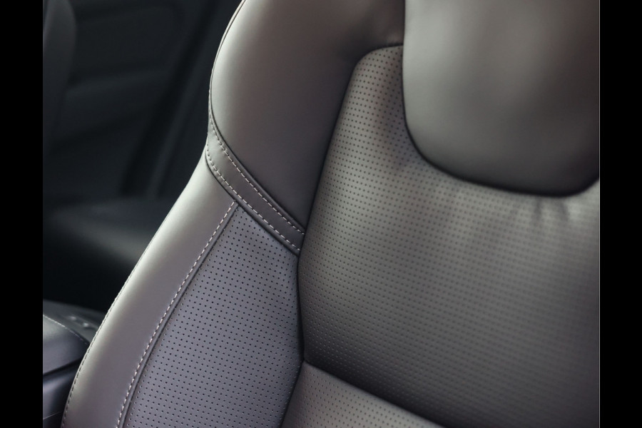 Volvo XC60 T8 AWD Ultra Black Edition | Pano - Trekhaak - HUD