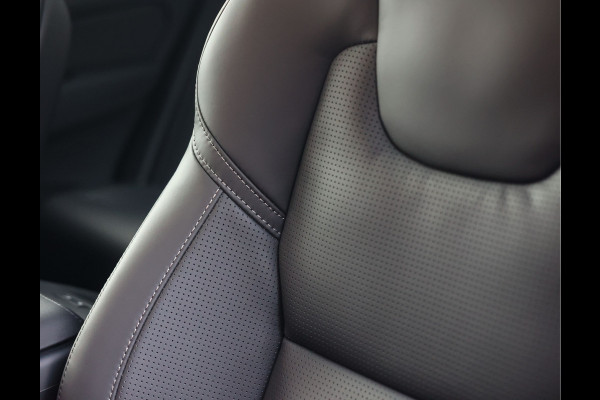 Volvo XC60 T8 AWD Ultra Black Edition | Pano - Trekhaak - HUD