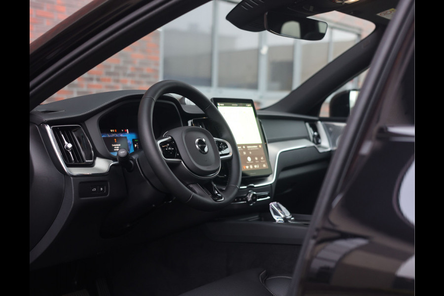 Volvo XC60 T8 AWD Ultra Black Edition | Pano - Trekhaak - HUD