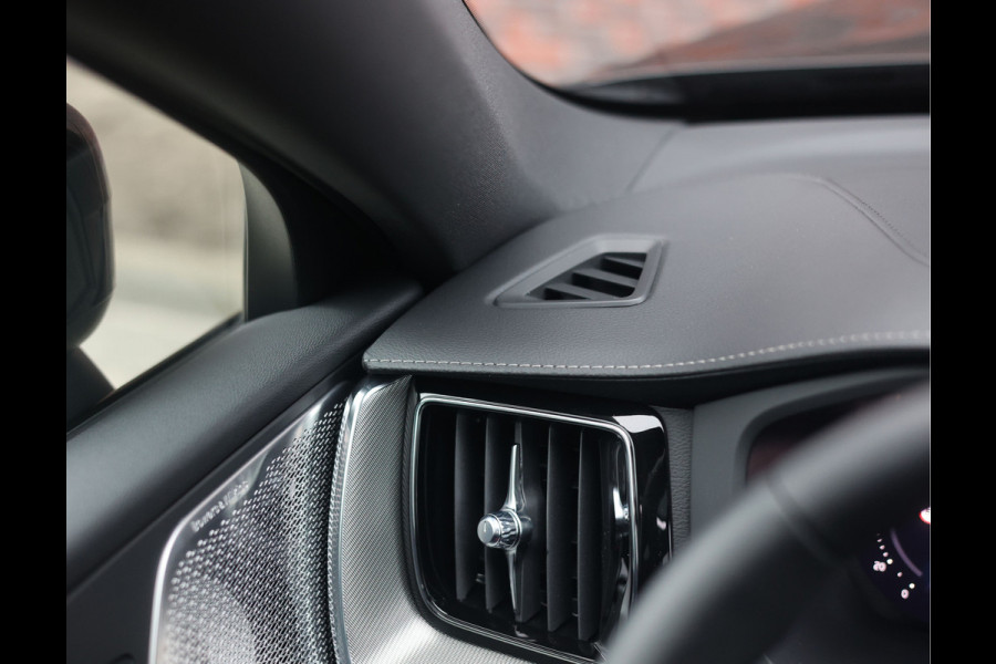 Volvo XC60 T8 AWD Ultra Black Edition | Pano - Trekhaak - HUD