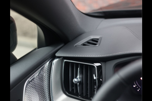 Volvo XC60 T8 AWD Ultra Black Edition | Pano - Trekhaak - HUD