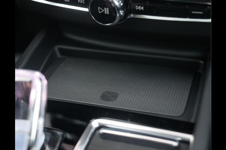 Volvo XC60 T8 AWD Ultra Black Edition | Pano - Trekhaak - HUD